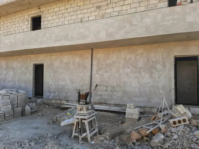 Briket evin girişi ve inşaat malzemeleri