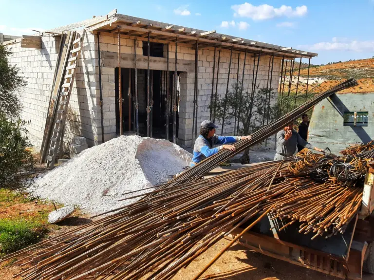 Briket ev yapımında çalışan usta