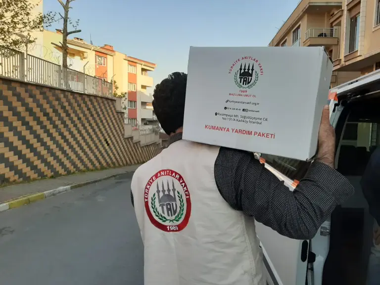 Kumanya yardım paketini taşıyan vakıf gönüllüsü