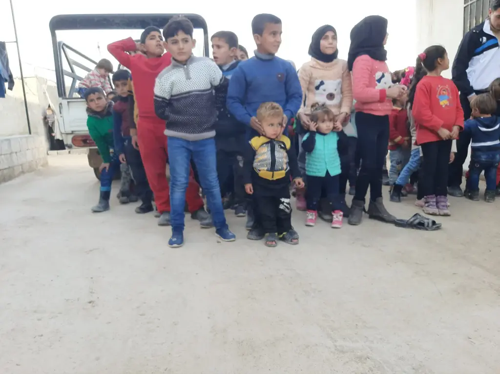 Dağıtım öncesi bir araya gelen çocuklar