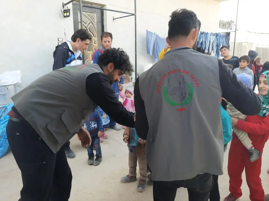 Türkiye Anıtlar Vakfı yelekli gönüllüler sahada