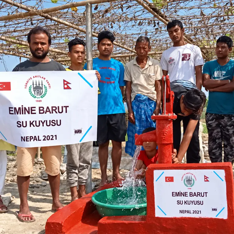Nepal'de açılan su kuyusu ve köy halkı